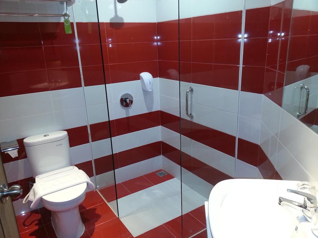 Zoom Smart Hotel Jemursari Surabaya Buitenkant foto